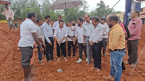  ಡಾ.ಬಿ.ಆರ್.ಅಂಬೇಡ್ಕರ್ ವಸತಿ ಶಾಲೆಗೆ ಶಾಸಕ ಅಶೋಕ್ ಕುಮಾರ್ ರೈ ಭೂಮಿ ಪೂಜೆ ನೆರವೇರಿಸಿದರು. ಎಂ.ಎಸ್.ಮಹಮ್ಮದ್, ಡಾ.ರಾಜಾರಾಮ್ ಕೆ.ಬಿ.,  ತೌಸಿಫ್, ವಿನೋದ್ ಕುಮಾರ್ ಮೊದಲಾದವರಿದ್ದರು.  
