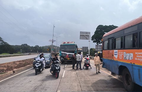  ಕೆಎಸ್ಸಾರ್ಟಿಸಿ ಬಸ್‌ಗೆ ಹಿಂಬದಿಯಿಂದ ಲಾರಿ ಡಿಕ್ಕಿಯಾಗಿರುವುದು.