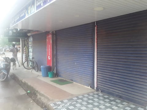 ಬಾಕಿ ಪಾವತಿಸದ ಅಂಗಡಿಗಳಿಗೆ ಬೀಗ ಜಡಿದಿರುವುದು.