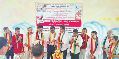  ಉಪ್ಪಿನಂಗಡಿ ಸರ್ಕಾರಿ ಶಾಲೆಯಲ್ಲಿ ವೈದ್ಯಕೀಯ ಉಚಿತ ಶಿಬಿರವನ್ನು ಎಂಎಲ್‌ಸಿ ಕಿಶೋರ್ ಕುಮಾರ್ ಉದ್ಘಾಟಿಸಿದರು. ಡಾ.ರಾಜಾರಾಂ ಕೆ.ಬಿ, ಚಿತ್ತರಂಜನ್ ಬೋಳಾರ್, ಡಾ.ಆಶಿತ್ ಇತರರಿದ್ದರು.  