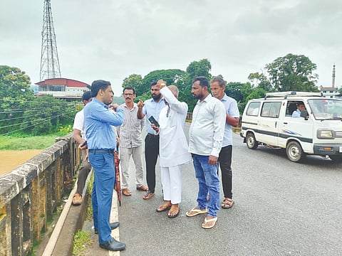  ಉಪ್ಪಿನಂಗಡಿಯ ನೇತ್ರಾವತಿ ಸೇತುವೆಯಲ್ಲಿ ಕಾಣಿಸಿಕೊಂಡ ಬಿರುಕನ್ನು ಅಧಿಕಾರಿಗಳಿ ಪರಿಶೀಲಿಸಿದರು. ಗೋಪಾಲ್, ಸೂರಜ್, ಅಕ್ಷಯ್ ಸುವರ್ಣ, ಯೋಗೀಶ ಅಳಕೆ ಅಧಿಕಾರಿಗಳ ತಂಡದಲ್ಲಿದ್ದರು.  