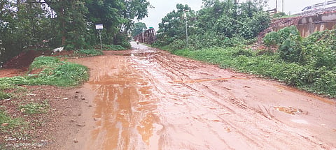  ಕೆಸರುಮಯವಾದ ನೆಕ್ಕಿಲಾಡಿ ಸಂಪರ್ಕದ ರಸ್ತೆಯ ನೋಟ.