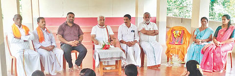  ಶ್ರೀ ಮಾಧವ ಶಿಶು ಮಂದಿರದ ಪ್ರಾರಂಭೋತ್ಸವ ಕಾರ್ಯಕ್ರಮದಲ್ಲಿ ಡಾ.ಕಲ್ಲಡ್ಕ ಪ್ರಭಾಕರ ಭಟ್, ವೆಂಕಟರಮಣ ರಾವ್ ಮಂಕುಡೆ, ಯು.ಜಿ.ರಾಧ ಮೊದಲಾದವರಿದ್ದರು.  