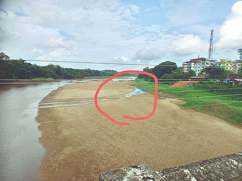 ಮಲಿನ ನೀರು ನದಿಯನ್ನು ಸೇರುತ್ತಿರುವುದು.