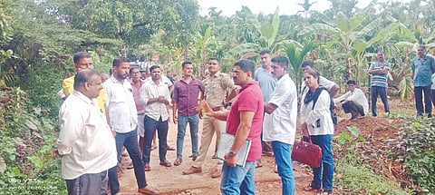  ಪಾಲೆತ್ತಡಿ ಎಂಬಲ್ಲಿ ಸಾರ್ವಜನಿಕ ರಸ್ತೆಗೆ ಖಾಸಗಿ ವ್ಯಕ್ತಿಯೊಬ್ಬರು ಬೇಲಿ ಹಾಕಿ ಸಂಚಾರ ನಿರ್ಬಂಧಿಸಿರುವುದನ್ನು ವಿರೋಧಿಸಿ ಗ್ರಾಮಸ್ಥರು ಸ್ಥಳದಲ್ಲಿ ಜಮಾಯಿಸಿ ಆಕ್ರೋಶ ವ್ಯಕ್ತಪಡಿಸಿದರು. ಪಿಡಿಒ ಜಯರಾಜ್, ಬಾಲಕೃಷ್ಣ ಬಾಣಜಾಲು ಇತರರು ಇದ್ದರು.