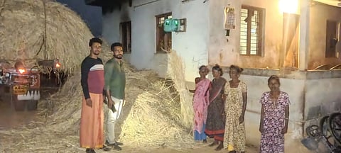 ಡಾ.ಡಿ.ಪಿ.ರಮೇಶ್ 5 ಸಾವಿರ ರೂ. ಮೊತ್ತದ ಬೈ ಹುಲ್ಲನ್ನು ಹಸ್ತಾಂತರಿಸಿದರು.