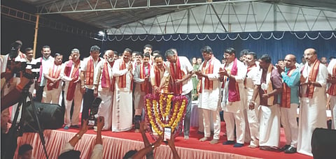  ಉಪ್ಪಿನಂಗಡಿಯ ವಿಜಯ-ವಿಕ್ರಮ ಜೋಡುಕರೆ ಕಂಬಳೋತ್ಸವದಲ್ಲಿ ಲೋಕೋಪಯೋಗಿ ಸಚಿವ ಸತೀಶ್ ಜಾರಕಿಹೊಳಿ ಮಾತನಾಡಿದರು. ಶಾಸಕ ಅಶೋಕ್ ಕುಮಾರ್ ರೈ, ಚಲನಚಿತ್ರ ನಟ ಅರವಿಂದ ಬೋಳಾರ್, ಕೆ.ಪಿ.ಸಿ.ಸಿ. ಪ್ರಧಾನ ಕಾರ್ಯದರ್ಶಿ ರಕ್ಷಿತ್ ಶಿವರಾಂ,  ಕುದ್ರೋಳಿ ಶ್ರೀ ಗೋಕರ್ಣನಾಥೇಶ್ವರ ದೇವಸ್ಥಾನದ ಕೋಶಾಧಿಕಾರಿ ಪದ್ಮರಾಜ್ ಪೂಜಾರಿ ಆರ್. ಮೊದಲಾದವರಿದ್ದರು.