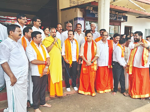 ಉಪ್ಪಿನಂಗಡಿಯ ಶ್ರೀ ಸಹಸ್ರಲಿಂಗೇಶ್ವರ ಮಹಾಕಾಳಿ ದೇವಾಲಯದ ಸನ್ನಿಧಿಯಿಂದ ಪದ್ಯಾಣ ದೇವಸ್ಥಾನದ ಬ್ರಹ್ಮಕಲಶಕ್ಕೆ ಹೊರಟ  ಏಕಾದಶ ಕಲಶ ತೀರ್ಥ ರಥ ಯಾತ್ರೆಗೆ ಮಾಣಿಲದ ಮೋಹನದಾಸ ಪರಮಹಂಸ ಶ್ರೀಗಳು ಚಾಲನೆ ನೀಡಿದರು. ಶಾಸಕರಾದ ಅಶೋಕ್‌ಕುಮಾರ್ ರೈ, ಹರೀಶ್ ಪೂಂಜ, ಪದ್ಯಾಣ ಬ್ರಹ್ಮಕಲಶೋತ್ಸವ ಸಮಿತಿ ಅಧ್ಯಕ್ಷ ಅರುಣ್ ಶ್ಯಾಮ್, ರಾಧಾಕೃಷ್ಣ ನಾಯಕ್ ಸಹಿತ ಪ್ರಮುಖರಿದ್ದರು.
