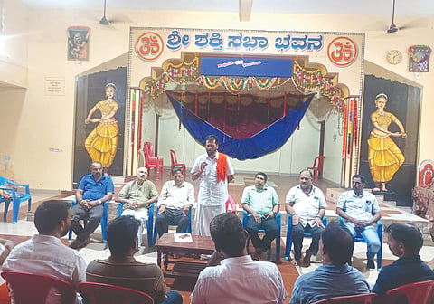 ಉಪ್ಪಿನಂಗಡಿಯಲ್ಲಿ ನಾಗಮಂಡಲೋತ್ಸವ ಸಮಿತಿಯಿಂದ ನಡೆದ ಸಭೆಯಲ್ಲಿ ಅರುಣ್ ಕುವಾರ್ ಪುತ್ತಿಲ ಮಾತನಾಡಿದರು. ಚಂದಪ್ಪ ಮೂಲ್ಯ ಶ್ರೀರಾಮ ಭಟ್ ಪಾತಾಳ, ಹರಿಪ್ರಸಾದ್ ಶೆಟ್ಟಿ ಇತರರಿದ್ದರು.