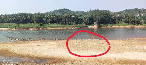 ನೇತ್ರಾವತಿ ನದಿಗರ್ಭದಲ್ಲಿರುವ ಉದ್ಭವ ಲಿಂಗದ ಸ್ಥಳದ ಸುತ್ತಲೂ ಕೆಂಪು ಮಾರ್ಕ್ ಮಾಡಿರುವುದು.