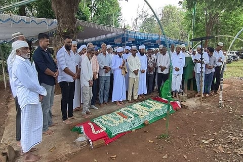 ಹರದೂರು - ಕಾಜೂರು ಉರೂಸ್‌ಗೆ ಮಸ್ಜಿದುನ್ನೂರ್ ಮಸೀದಿಯ ಧರ್ಮಗುರು ಅಬ್ದುಲ್ ಹಕೀಂ ಅನ್ವಾರಿ ಚಾಲನೆ ನೀಡಿದರು. ಎಂ.ಎ. ಮುಸ್ತಫಾ, ಅಬ್ದುಲ್ಲಾ, ಅಜೀಜ್, ಜಕ್ರಿಯಾ, ಯಾಕೂಬ್ ಮತ್ತಿತರರು ಇದ್ದರು.