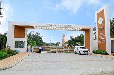 ಯೂನಿವರ್ಸಲ್ ಸ್ಕೂಲ್ ಆಪ್ ಲಾ ಸಾಧನೆ