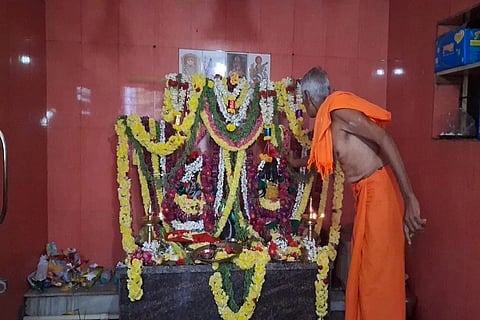 ಗುಮ್ಮನಕೊಲ್ಲಿ ಗ್ರಾಮದ ಗ್ರಾಮದೇವತೆ ಶ್ರೀ ಮಾರಮ್ಮ ಹಾಗೂ ಹುಚ್ಚಮ್ಮ ದೇವತಾ ಮೂರ್ತಿಗಳ ವಾರ್ಷಿಕ ಪೂಜೋತ್ಸವ ಹಿನ್ನೆಲೆಯಲ್ಲಿ ದೇವರಿಗೆ ವಿಶೇಷ ಅಲಂಕಾರ ಮಾಡಲಾಗಿತ್ತು.