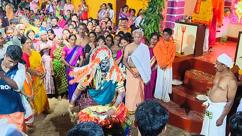  ಸಿದ್ದಾಪುರ ಸಮೀಪದ ಗುಹ್ಯ ಗ್ರಾಮದ ಶ್ರೀ ಅಗ್ನಿದೇವಿ ದೇವಾಲಯದ ವಾರ್ಷಿಕ ಉತ್ಸವದ ಅಂಗವಾಗಿ ಪಾಷಣಮೂರ್ತಿ ಹಾಗೂ ಮಂತ್ರದೇವತೆ ದೈವಗಳ ನೇಮೋತ್ಸವ ಶುಕ್ರವಾರ ವಿಜೃಂಭಣೆಯಿಂದ ನೆರವೇರಿತು. 