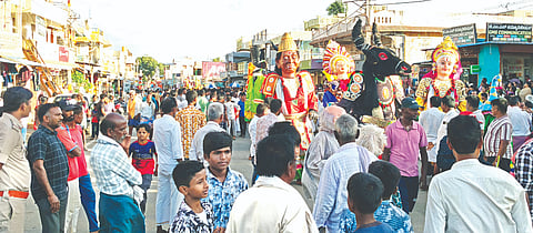 pardನಾಯಕನಹಟ್ಟಿಯಲ್ಲಿ ಶುಕ್ರವಾರ ಮೊಹರಂ ಆಚರಣೆ ಪ್ರಯುಕ್ತ ಮೆರವಣಿಗೆ ನಡೆಯಿತು.