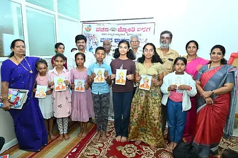 ವಚನ ಶ್ರಾವಣ 19ನೇ ದಿನ ಕಾರ್ಯಕ್ರಮದಲ್ಲಿ ಸ್ಪರ್ಧಾ ವಿಜೇತರಿಗೆ ಬಹುಮಾನ ವಿತರಿಸಲಾಯಿತು. ವೀರಶೈವ ಬ್ಯಾಂಕಿನ ನಿವೃತ್ತ ಜನರಲ್​ ಮ್ಯಾನೇಜರ್​ ಶಿವಕುಮಾರ್​, ಶಿಕ್ಷಕ ನಿರಂಜನ್​, ಸೌಮ್ಯಾ ಇದ್ದರು.