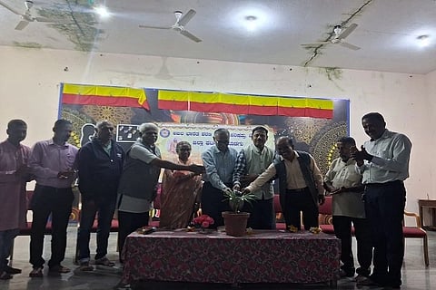 ಕನ್ನಡ ರಾಜ್ಯೋತ್ಸವದ ಅಂಗವಾಗಿ ಬಸವನಹಳ್ಳಿ ಮುರಾರ್ಜಿ ದೇಸಾಯಿ ವಸತಿ ಶಾಲೆಯಲ್ಲಿ ಕೊಡಗು ಜಿಲ್ಲಾ ಶರಣ ಸಾಹಿತ್ಯ ಪರಿಷತ್ತು ವತಿಯಿಂದ ಹಮ್ಮಿಕೊಂಡಿದ್ದ ಕನ್ನಡ ಸಾಹಿತ್ಯಕ್ಕೆ ಶರಣರ ಕೊಡುಗೆಗಳು ವಿಚಾರ ಸಂಕಿರಣವನ್ನು ಕುಶಾಲನಗರದ ಸರ್ಕಾರಿ ಎಂಜಿನಿಯರಿAಗ್ ಕಾಲೇಜು ಪ್ರಾಂಶುಪಾಲ ಡಾ. ಪರಶಿವಮೂರ್ತಿ ಉದ್ಘಾಟಿಸಿದರು. ಎಸ್.ಜಿ. ಸಿದ್ದರಾಮಯ್ಯ, ಕೆ.ಎಸ್. ಮೂರ್ತಿ, ಬಿ. ನಟರಾಜು, ಶ್ರೀಲಕ್ಷಿ ಮತ್ತಿತರರು ಇದ್ದರು.