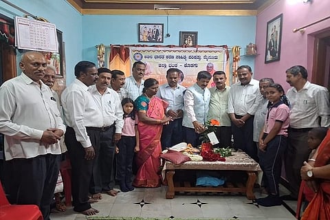 ಕೊಡಗು ಜಿಲ್ಲಾ ಶರಣ ಸಾಹಿತ್ಯ ಪರಿಷತ್ತು ವತಿಯಿಂದ ಗುಮ್ಮನಕೊಲ್ಲಿಯಲ್ಲಿ ಹಮ್ಮಿಕೊಂಡಿದ್ದ ಶರಣ ತತ್ವ ಚಿಂತನಾ ಗೋಷ್ಠಿಯನ್ನು ನಿವೃತ್ತ ಶಿಕ್ಷಕ ಹೆಚ್.ಎಂ.ಪ್ರಕಾಶ್ ಉದ್ಘಾಟಿಸಿದರು. ಮೆ.ನಾ. ವೆಂಕಟನಾಯಕ್, ಟಿ.ಜಿ. ಪ್ರೇಮಕುಮಾರ್, ಹೆಚ್.ಟಿ. ವಸಂತ್, ಕೆ.ಎಸ್. ಮೂರ್ತಿ ಮತ್ತಿತರರು ಇದ್ದರು