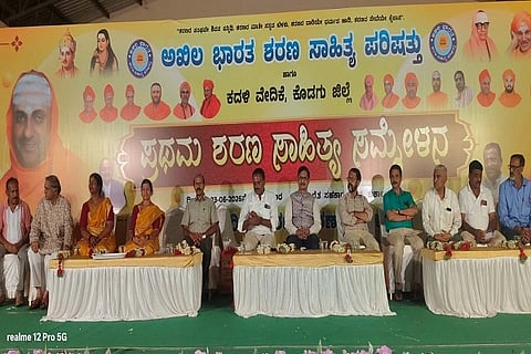 ಕೊಡಗು ಜಿಲ್ಲಾ ಪ್ರಥಮ ಶರಣ ಸಾಹಿತ್ಯ ಸಮ್ಮೇಳನದ ಸಮಾರೋಪ ಸಮಾರಂಭದಲ್ಲಿ ಗಣ್ಯರು ಪಾಲ್ಗೊಂಡಿದ್ದರು. ಮುನೀರ್ ಅಹ್ಮದ್, ಪ್ರೊ. ಅಶೋಕ ಸಂಗಪ್ಪ ಆಲೂರ, ಕೆ.ಎಸ್. ಮೂರ್ತಿ, ಬಿ.ಆರ್. ನಾಗೇಂದ್ರ ಪ್ರಸಾದ್ ಮತ್ತಿತರರು ಇದ್ದರು.