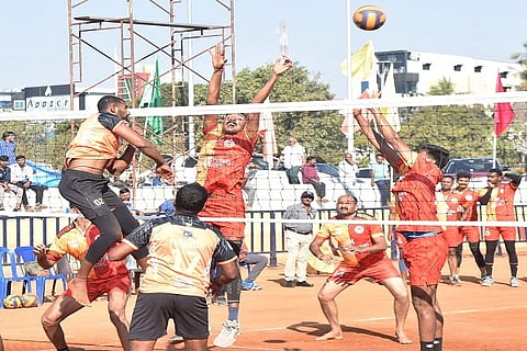 ತುಮಕೂರಿನಲ್ಲಿ ನಡೆದ ವಾಲಿಬಾಲ್​ ಪಂದ್ಯ