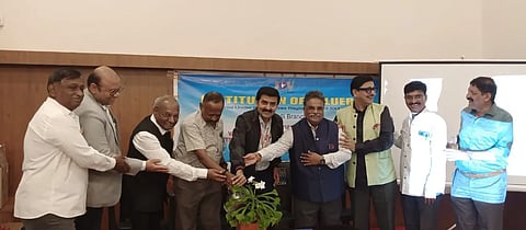 valuers seminar ಹುಬ್ಬಳ್ಳಿಯಲ್ಲಿ ಇನ್​ಸ್ಟಿಟ್ಯೂಶನ್​ ಆಫ್ ವಾಲ್ಯೂವರ್ಸ್​ (ಐಒವಿ) ಹುಬ್ಬಳ್ಳಿ ಶಾಖೆ ವತಿಯಿಂದ ಶನಿವಾರ ಏರ್ಪಡಿಸಿದ್ದ ವಿಚಾರ ಸಂಕಿರಣವನ್ನು ಯೂನಿಯನ್​ ಬ್ಯಾಂಕ್​ ಆಫ್​ ಇಂಡಿಯಾ ಪ್ರಾದೇಶಿಕ ಕಚೇರಿ ಅಶ್ಯೂರನ್ಸ್​ ವಿಭಾಗದ ಮುಖ್ಯಸ್ಥ ರಾಜೇಶ ಉದ್ಘಾಟಿಸಿದರು. ಜಿ.ಎಸ್​. ಅಂಗಡಿ, ಎಚ್​.ಎಂ. ಕುಮಾರ, ನಟರಾಜ ಮೂರ್ಶಿಳ್ಳಿ, ದೇವೇಂದ್ರ ಪಾಟೇಕರ, ಶ್ರೀಧರ, ಶಿವಪ್ರಸಾದ, ಇತರರು ಪಾಲ್ಗೊಂಡಿದ್ದರು.