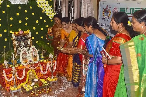 ದಾವಣಗೆರೆಯಲ್ಲಿ ಶುಕ್ರವಾರ ವರಮಹಾಲಕ್ಷ್ಮಿ ಹಬ್ಬದ ಅಂಗವಾಗಿ ಮಹಿಳೆಯರು ದೇವಿಗೆ ಆರತಿ ಬೆಳಗಿ ಪೂಜೆ ಸಲ್ಲಿಸಿದರು.