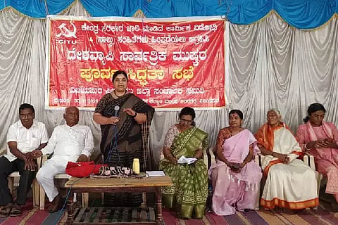 ವಿಜಯಪುರದ ಜಲನಗರದಲ್ಲಿ ಸೆಂಟರ್ ಆಫ್ ಇಂಡಿಯನ್ ಟ್ರೇಡ್ ಯುನಿಯನ್ ವತಿಯಿಂದ ನಡೆದ ಪೂರ್ವಭಾವಿ ಸಭೆಯಲ್ಲಿ ರಾಜ್ಯ ಪ್ರಧಾನ ಕಾರ್ಯದರ್ಶಿ ಎಸ್. ವರಲಕ್ಷ್ಮೀ ಮಾತನಾಡಿದರು. ಕಾಂತಾ ಘಂಟಿ, ಲಕ್ಷ್ಮಣ ಹಂದ್ರಾಳ, ಅಣ್ಣಾರಾಯ ಇಳಿಗೇರ ಮತ್ತಿತರರಿದ್ದಾರೆ.