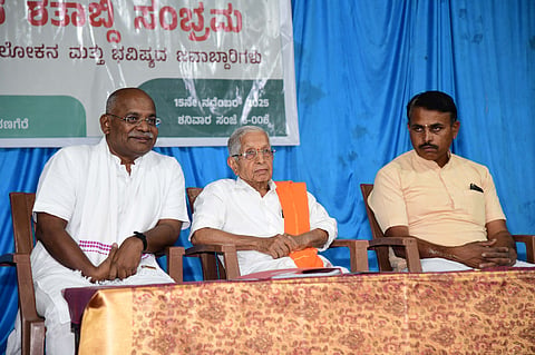 ದಾವಣಗೆರೆಯಲ್ಲಿ ವರ್ತಮಾನ ಸಂಸ್ಥೆಯಿಂದ ಹಮ್ಮಿಕೊಂಡಿದ್ದ ಸಂವಾದ ಕಾರ್ಯಕ್ರಮದಲ್ಲಿ ಆರೆಸ್ಸೆಸ್‌ನ ಕರ್ನಾಟಕ ಉತ್ತರ ಪ್ರಾಂತ ಪ್ರಚಾರ ಪ್ರಮುಖ್ ಅರುಣ್‌ಕುಮಾರ್, ಡಾ. ಎಸ್.ಆರ್.ಹೆಗಡೆ, ಪಂಚಾಕ್ಷರಿ ಇದ್ದರು.