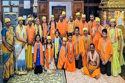 ವಾಸವಿ ಮಾತೆ ವಿಶ್ವರೂಪ ದರ್ಶನ ನೀಡುವ ದಿನದ ಹಿನ್ನೆಲೆಯಲ್ಲಿ ಆರ್ಯವೈಶ್ಯರು ವಾಸವಿ ದೀಕ್ಷೆ ಸ್ವೀಕರಿಸಿದರು. ಕೆ.ಜೆ. ಚಿನ್ನಸ್ವಾಮಿ, ಬಿ.ಎಲ್. ಸತೀಶ್, ಗಿರೀಶ್ ಭಟ್, ಬಿ.ಆರ್. ನಾಗೇಂದ್ರ ಪ್ರಸಾದ್, ವಾಣಿಶ್ರೀ ಮತ್ತಿತರರು ಇದ್ದರು.