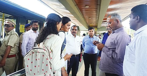 transport officer ಹುಬ್ಬಳ್ಳಿಯ ಬಿಆರ್​ಟಿಎಸ್​ ನಿಲ್ದಾಣದಲ್ಲಿ ಕರ್ನಾಟಕ ಸಾರ್ವಜನಿಕ ಸಾರಿಗೆ ದರ ನಿಯಂತ್ರಣ ಸಮಿತಿ ಅಧ್ಯಕ್ಷ ಅತುಲ್​ ಕುಮಾರ್​ ತಿವಾರಿ ಅವರು ಸ್ಮಾರ್ಟ್​ ಕಾರ್ಡ್​ ಪರಿಶೀಲಿಸಿದರು. ದ್ವಾರಕಾನಾಥ ಬಾಬು, ವಿವೇಕಾನಂದ ವಿಶ್ವಜ್ಞ, ಎಚ್​. ರಾಮನಗೌಡ್ರ, ಇತರರು ಇದ್ದರು.