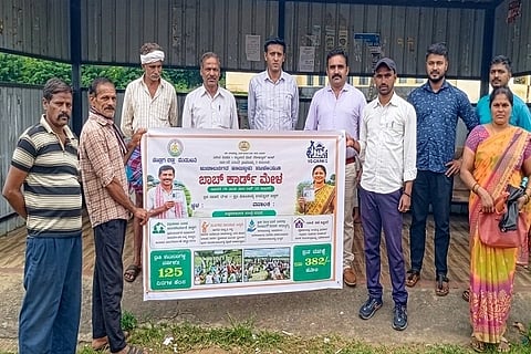 ಕುಶಾಲನಗರ ತಾಲೂಕು ತೊರೆನೂರು ಗ್ರಾಮ ಪಂಚಾಯಿತಿಯಲ್ಲಿ ವ್ಯಾಪ್ತಿಯಲ್ಲಿ ವಿಬಿ ಜಿ ರಾಮ್ ಜಿ ಯೋಜನೆಯಡಿ ಜಾಬ್ ಕಾರ್ಡ್ ಮೇಳ ಹಾಗೂ ಮನೆ ಮನೆ ಭೇಟಿ ಕಾರ್ಯಕ್ರಮ ನಡೆಯಿತು. ರಾಕೇಶ್, ಅರುಣ್ ಹಾಗೂ ಗ್ರಾಮಸ್ಥರು ಇದ್ದರು.