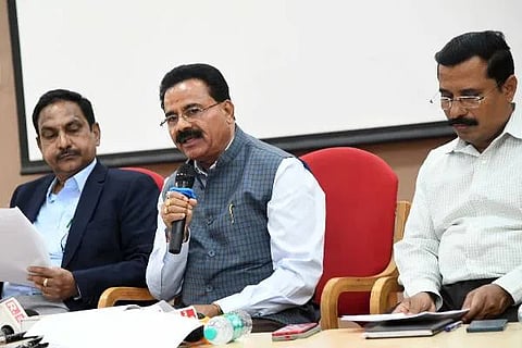 ದಾವಣಗೆರೆ ವಿಶ್ವವಿದ್ಯಾಲಯದಲ್ಲಿ ಗುರುವಾರ ಸುದ್ದಿಗೋಷ್ಠಿಯಲ್ಲಿ ಕುಲಪತಿ ಪ್ರೊ.ಬಿ.ಡಿ. ಕುಂಬಾರ ಮಾತನಾಡಿದರು. ಕುಲಸಚಿವರಾದ ಎಸ್.ಬಿ. ಗಂಟಿ, ಪ್ರೊ.ಸಿ.ಕೆ. ರಮೇಶ ಇದ್ದರು.