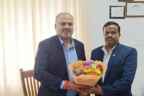 ದಾವಣಗೆರೆ ವಿಶ್ವವಿದ್ಯಾಲಯದ ನೂತನ ಕುಲಪತಿಯಾಗಿ ಡಾ. ಬಿ.ಇ. ರಂಗಸ್ವಾಮಿ ಗುರುವಾರ, ಪ್ರಭಾರ ಕುಲಪತಿ ಡಾ. ಕೆ. ವೆಂಕಟೇಶ ಅವರಿಂದ ಅಧಿಕಾರ ಸ್ವೀಕರಿಸಿದರು.