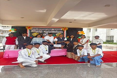 veda school ಹುಬ್ಬಳ್ಳಿಯ ವೇದ ಇಂಟರ್‌ನ್ಯಾಷನಲ್ ಶಾಲೆಯಲ್ಲಿ ಶನಿವಾರ ಏರ್ಪಡಿಸಿದ್ದ 80ನೇ ಸ್ವಾತಂತ್ರ್ಯೋತ್ಸವ ಕಾರ್ಯಕ್ರಮದಲ್ಲಿ ವಿವಿಧ ರಂಗಗಳಲ್ಲಿ ಗೆದ್ದ ವಿದ್ಯಾರ್ಥಿಗಳಿಗೆ ಪ್ರಶಸ್ತಿ ನೀಡಲಾಯಿತು.