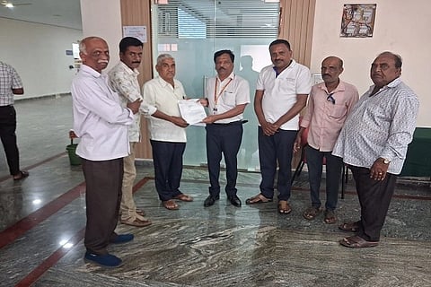 ಭಕ್ತಿ ಭಂಡಾರಿ ಬಸವಣ್ಣ ಹಾಗೂ ವಚನಕಾರ್ತಿ ಅಕ್ಕಮಹಾದೇವಿ ಕುರಿತು ಸಾಮಾಜಿಕ ಜಾಲತಾಣದಲ್ಲಿ ಅಶ್ಲೀಲ ಮತ್ತು ಅವಹೇಳನವಾಗಿ ನಿಂದಿಸಿರುವ ವ್ಯಕ್ತಿ ವಿರುದ್ಧ ಕಾನೂನು ಕ್ರಮಕ್ಕೆ ಒತ್ತಾಯಿಸಿ ಕೊಡಗು ಜಿಲ್ಲಾ ವೀರಶೈವ ಮಹಾಸಭಾ ಹಾಗೂ ಜಿಲ್ಲಾ ಶರಣ ಸಾಹಿತ್ಯ ಪರಿಷತ್ತು ವತಿಯಿಂದ ಕುಶಾಲನಗರ ತಹಸೀಲ್ದಾರ್ ಕಿರಣ್ ಗೌರಯ್ಯ ಅವರಿಗೆ ದೂರು ನೀಡಲಾಯಿತು. ಹೆಚ್.ವಿ. ಶಿವಪ್ಪ, ಸಾಂಬಶಿವಯ್ಯ, ಕೆ.ಎಸ್. ಮೂರ್ತಿ, ಬಿ. ನಟರಾಜು, ಸದಾಶಿವ, ಬಸವಣ್ಣಯ್ಯ, ಮಾದಾಪಟ್ಟಣ ಮೂರ್ತಿ ಇದ್ದರು.
