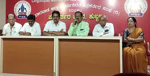 veershaiv ಸುದ್ದಿಗೋಷ್ಠಿಯಲ್ಲಿ ಮಲ್ಲಿಕಾರ್ಜುನ ಸಾವಕಾರ, ಪ್ರಕಾಶ ಬೆಂಡಿಗೇರಿ, ಸದಾಶಿವ ಚೌಶೆಟ್ಟಿ, ಜಯಶ್ರೀ ಇತರರು ಇದ್ದರು.
