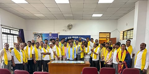 ಬೆಂಗಳೂರು ಪೂರ್ವ ತಾಲ್ಲೂಕು ಕಚೇರಿಯಲ್ಲಿ ಹಮ್ಮಿಕೊಂಡಿದ್ದ ಶ್ರೀ ಮಹಾಯೋಗಿ ವೇಮನ ಅವರ ಜಯಂತಿಯಲ್ಲಿ ಸ್ಥಳಿಯ ಮುಖಂಡರಾದ ಬಾಬುರೆಡ್ಡಿ,ಬಾಣಸವಾಡಿ ಜಯರಾಮರೆಡ್ಡಿ,ರಾಮಕೃಷ್ಣ ರೆಡ್ಡಿ,ರಜಾರೆಡ್ಡಿ,ಗಣೇಶ್ ರೆಡ್ಡಿ,ವಿನಯ್ ರೆಡ್ಡಿ, ಗುಂಜುರು ಮಂಜುನಾಥ ರೆಡ್ಡಿ, ನಾಗರಾಜರೆಡ್ಡಿ,ಅಭಿಲಾಷ್ ಪಾಲ್ಗೋಂಡಿದ್ದರು. 