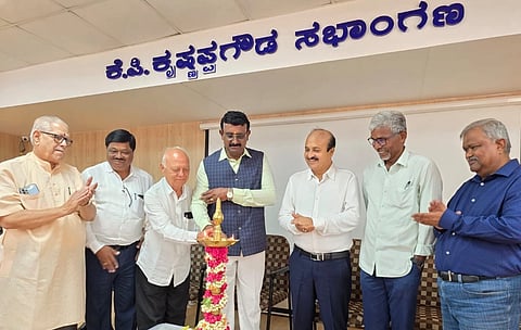 ಶ್ರೀ ತ್ಯಾಗರಾಜ ಕೋ-ಆಪರೇಟಿವ್ ಬ್ಯಾಂಕ್., ಕರ್ನಾಟಕ ರಾಜ್ಯ ಪಟ್ಟಣ ಸಹಕಾರ ಮಹಾಮಂಡಳ ಮತ್ತು ಕರ್ನಾಟಕ ರಾಜ್ಯ ಪಟ್ಟಣ ಸಹಕಾರ ಬ್ಯಾಂಕುಗಳ ಮಹಾಮಂಡಳಿ ಸಹಯೋಗದೊಂದಿಗೆ ಹಮ್ಮಿಕೊಂಡಿದ್ದ 3 ದಿನಗಳ ತರಬೇತಿ ಕಾರ್ಯಗಾರವನ್ನು ಉದ್ಘಾಟಿಸಿದರು
