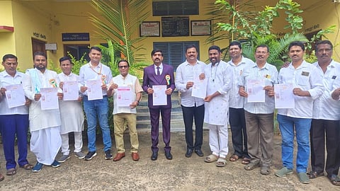 ರೋಣ ತಾಲೂಕು ಪಂಚಾಯಿತಿ ಆವರಣದಲ್ಲಿ ವಿಬಿಜಿ ರಾಮ್ ಜಿ ಜಾಬ್‌ಕಾರ್ಡ್ ಮೇಳದ ಕರಪತ್ರ ಬಿಡುಗಡೆ ಮಾಡಲಾಯಿತು. ತಾಪಂ ಇಒ ಚಂದ್ರಶೇಖರ ಕಂದಕೂರ, ಸಿ.ಎಸ್. ನೀಲಗುಂದ, ದೇವರಾಜ, ಆರ್.ಎಲ್. ನಾಯ್ಕರ್, ಮಂಜುನಾಥ ಶಿರಸಂಗಿ, ಇನ್ನಿತರರು ಇದ್ದರು.