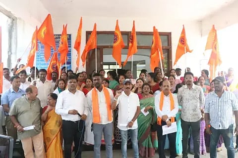 ಗೋಹತ್ಯೆ ನಿಷೇಧ ಕಾಯ್ದೆ ತಿದ್ದುಪಡಿ ಮಾಡದಂತೆ ಒತ್ತಾಯಿಸಿ ವಿಎಚ್‌ಪಿ ಹಾಗೂ ಬಜರಂಗದಳದ ವಾಸುದೇವ್, ರಾಜೇಶ್ ಗೌಡ, ಪ್ರಭು, ಸುರೇಶ್‌ಬಾಬು, ಅರ್ಜುನ್ ಮುಂತಾದವರು ಡಿಸಿ ಕಚೇರಿ ಎದುರು ಪ್ರತಿಭಟನೆ ನಡೆಸಿದರು.