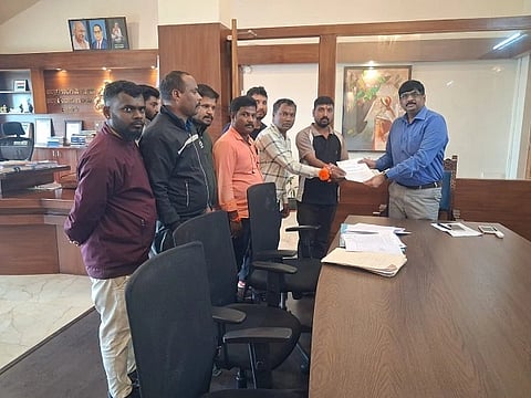 ವಿವಿಧ ಬೇಡಿಕೆಗಳ ಈಡೇರಿಕೆಗೆ ಒತ್ತಾಯಿಸಿ ಕರ್ನಾಟಕ ರಾಜ್ಯ ಸರಕಾರಿ ಹಾಸ್ಟೆಲ್ ಮತ್ತು ವಸತಿ ಶಾಲಾ ಹೊರಗುತ್ತಿಗೆ ನೌಕರರ ಸಂಘದ ಕೊಡಗು ಜಿಲ್ಲಾ ಸಮಿತಿ ವತಿಯಿಂದ ನಗರದ ಜಿಲ್ಲಾಧಿಕಾರಿಗಳ ಕಚೇರಿ ಎದುರು ಶನಿವಾರ ಪ್ರತಿಭಟನೆ ನಡೆಸಿತು.