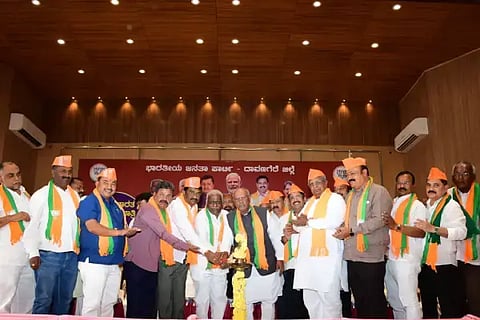 ದಾವಣಗೆರೆಯಲ್ಲಿ ಜಿಲ್ಲಾ ಬಿಜೆಪಿ ವತಿಯಿಂದ ಗುರುವಾರ ಹಮ್ಮಿಕೊಂಡಿದ್ದ, ವಿಬಿ-ಜಿ ರಾಮ್ ಜಿ ಕುರಿತ ವಿಚಾರ ಸಂಕಿರಣ ಕಾರ್ಯಕ್ರಮವನ್ನು ರಾಜ್ಯಸಭಾ ಸದಸ್ಯ ಈರಣ್ಣ ಕಡಾಡಿ ಉದ್ಘಾಟಿಸಿದರು. ಮಾಜಿ ಸಂಸದ ಜಿ.ಎಂ.ಸಿದ್ದೇಶ್ವರ, ಎಂ.ಪಿ. ರೇಣುಕಾಚಾರ್ಯ, ರಾಜಶೇಖರ ನಾಗಪ್ಪ, ಎಸ್.ವಿ. ರಾಮಚಂದ್ರ, ಎಚ್.ಪಿ. ರಾಜೇಶ್, ಎಂ.ಬಸವರಾಜನಾಯ್ಕ, ಡಾ.ಶಿವಯೋಗಿಸ್ವಾಮಿ ಇತರರಿದ್ದರು. 
