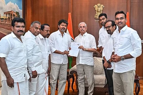 ತಮಿಳುನಾಡಿನಲ್ಲಿ ಹೈಡ್ರಾಮಾ: ವಿಜಯ್ ಪ್ರಮಾಣವಚನಕ್ಕೆ ರಾಜ್ಯಪಾಲರ ಬ್ರೇಕ್! ಮ್ಯಾಜಿಕ್ ನಂಬರ್ ಇಲ್ಲದೆ ದಳಪತಿಗೆ ಸಂಕಷ್ಟ..?