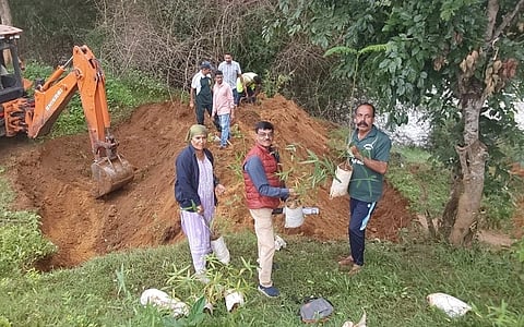 ಗಿಡಗಳನ್ನು ನೆಡುವ ಮೂಲಕ ೨೭ನೇ ವರ್ಷದ ಕಾರ್ಗಿಲ್ ವಿಜಯೋತ್ಸವ ಆಚರಿಸುವ ಮೂಲಕ ಯೋಧರಿಗೆ ನಮನ ಸಲ್ಲಿಸಲಾಯಿತು.