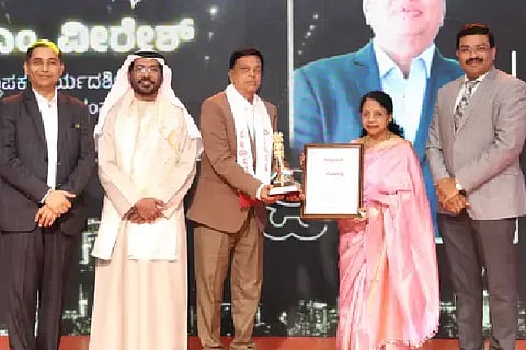 ದುಬೈನಲ್ಲಿ ನಡೆದ ವರ್ಣರಂಜಿತ ಸವಾರಂಭದಲ್ಲಿ ಕೆ.ಎಂ. ವೀರೇಶ್ ಅವರಿಗೆ ವಿಆರ್‌ಎಲ್ ಮೀಡಿಯಾ ಪ್ರೈ. ಲಿ. ಸಂಸ್ಥೆಯ ಪ್ರತಿಷ್ಠಿತ ವಿಜಯರತ್ನ ಇಂಟರ್ ನ್ಯಾಷನಲ್ -2026 ಪ್ರಶಸ್ತಿ ಪ್ರದಾನ ವಾಡಲಾಯಿತು. ದುಬೈನ ಇಮಿಗ್ರೇಷನ್ ಮುಖ್ಯಸ್ಥ ಹಾಗೂ ಎಮಿರೇಟ್ಸ್ ಹ್ಯೂಮನ್ ರಿಸೋರ್ಸ್ ಬೋರ್ಡ್ ಚೇರ್ಮನ್ ಡಾ. ಅಬ್ದುಲ್ಲಾ ಸಯೀದ್ ಬಿನ್ ಶಮ್ಮಾ, ವಿಆರ್‌ಎಲ್ ಸಮೂಹ ಸಂಸ್ಥೆಗಳ ಎಂಡಿ ಡಾ. ಆನಂದ ಸಂಕೇಶ್ವರ, ದುಬೈ ಹಿಂದೂ ಟೆಂಪಲ್ ಮುಖ್ಯಸ್ಥ ಮೋಹನ್ ನರಸಿಂಹಮೂರ್ತಿ ಉಪಸ್ಥಿತರಿದ್ದರು. vijayaratna award
