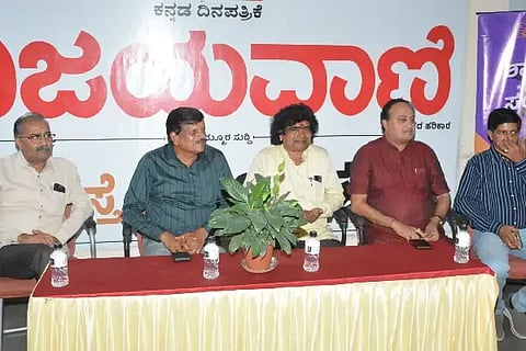 ವಿಜಯಪುರ ನಗರದ ವಿಜಯವಾಣಿ ಕಚೇರಿಯಲ್ಲಿ ಆಯೋಜಿದ್ದ ವಿಜಯವಾಣಿ ವಿಜಯೋತ್ಸವ ಕಾರ್ಯಕ್ರಮದಲ್ಲಿ ಭಾಗವಹಿಸಿರುವ ನಗರದ ಖ್ಯಾತ ಉದ್ಯಮಿಗಳು.
