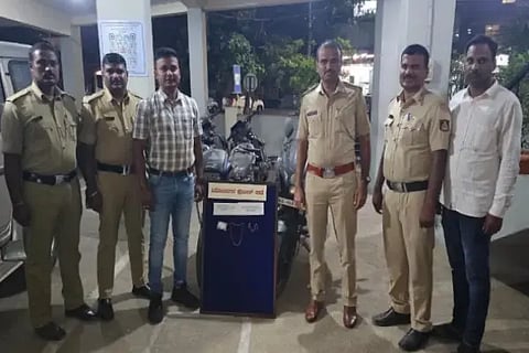 ಪ್ರತ್ಯೇಕ ಎರಡು ಪ್ರಕರಣಗಳಲ್ಲಿ ಚಿನ್ನಾಭರಣ ಜಪ್ತಿ ಮಾಡಿದ ವಿನೋಬನಗರ ಠಾಣೆ ಪೊಲೀಸರು. ಇನ್‌ಸ್ಪೆಕ್ಟರ್ ಸಂತೋಷಕುಮರ್, ಪಿಎಸ್‌ಐ ತಿರುಮಲೇಶ್, ಸಿಬ್ಬಂದಿ ಕೆ.ಆರ್.ರಾಜು, ಮನುಶಂಕರ, ಎಸ್.ಜಿ.ಮಲ್ಲಪ್ಪ, ಎನ್.ಕೆ.ಅರುಣಕುಮಾರ್ ಇದ್ದರು.