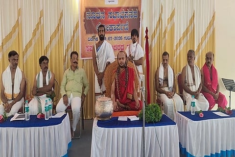 ಕೊಡಗು ಜಿಲ್ಲಾ ಬ್ರಾಹ್ಮಣ ಕ್ಷೇಮಾಭಿವೃದ್ದಿ ಸಂಘದಿAದ ಕೈಕೇರಿ ಗ್ರಾಮದಲ್ಲಿ ನಿರ್ಮಿಸಿದ ನೂತನ ವಿಪ್ರ ಸಭಾ ಭವನದ ಲೋಕಾರ್ಪಣಾ ಕಾರ್ಯದಲ್ಲಿ ಕುಂದಾಪುರ ಬಾಳೆ ಕುಂದ್ರು ಶ್ರೀಮಠದ ಗುರು ಜಗದ್ಗುರು ಶಂಕರಾಚಾರ್ಯ ವಾಸುದೇವ ಸದಾಶಿವಾಶ್ರಮ ಸ್ವಾಮಿ ಮಾತನಾಡಿದರು. ಸುಜಾ ಕುಶಾಲಪ್ಪ, ರಾಘವೇಂದ್ರ ವೈಲಾಯ, ಸುದರ್ಶನ್ ಕೆದಿಲಾಯ, ಮೋಹನ್ ನಲ್ಲೂರಾಯ ಮತ್ತಿತರರು ಇದ್ದರು.