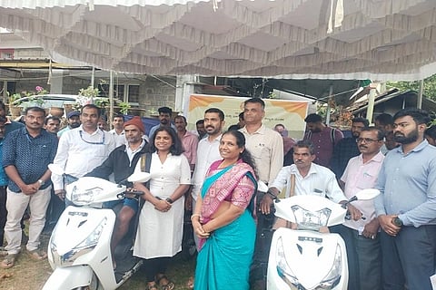 ವಿಶ್ವ ವಿಶೇಷಚೇತನರ ದಿನಾಚರಣೆಯಲ್ಲಿ ಇಬ್ಬರು ವಿಶೇಷ ಚೇತನರಿಗೆ ತ್ರಿಚಕ್ರ ವಾಹನವನ್ನು ಶಾಸಕರಾದ ಡಾ.ಮಂತರ್ ಗೌಡ ಹಸ್ತಾಂತರಿಸಿದರು. 