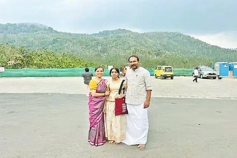 ಪುತ್ರಿ ಅನ್ನಪೂರ್ಣೇಶ್ವರಿ ದೇವಿ ಜತೆಗೆ ಕೇರಳಂ ಸಚಿವ ಪಿ.ಸಿ.ವಿಷ್ಣುನಾಥ್, ಹಾ.ಮ.ಕನಕ ದಂಪತಿ.